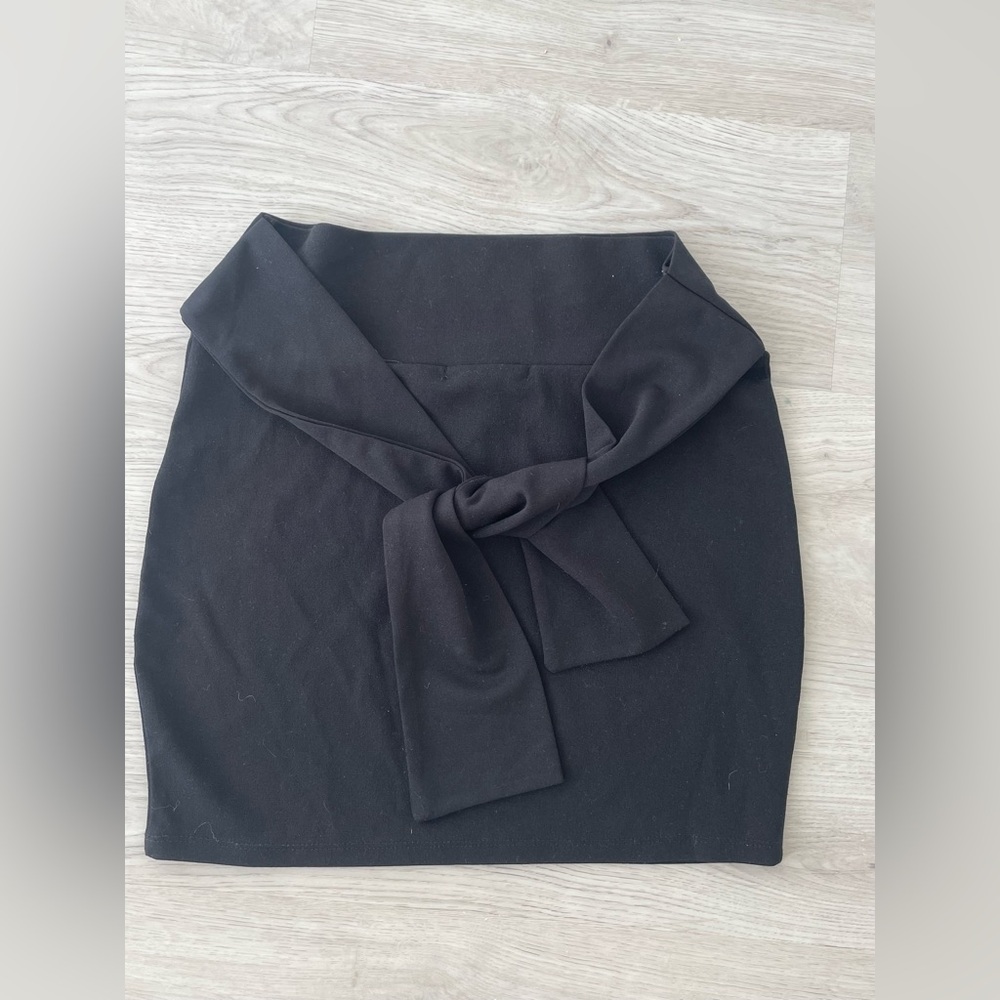 Elegant Black Skirt With Bow